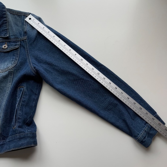 The Style Between Us Cropped Jean Jacket Size L - Picture 10 of 14